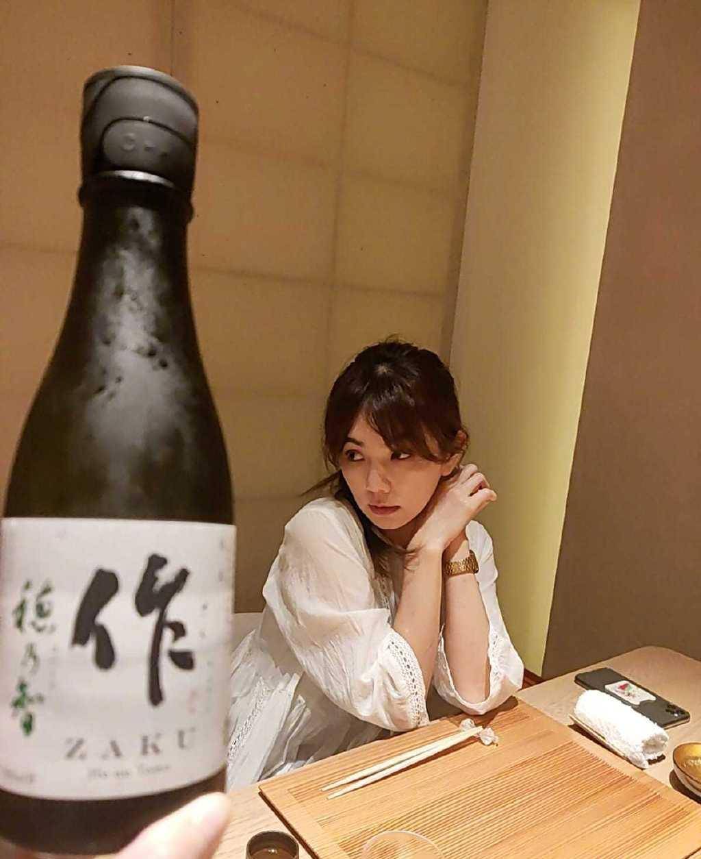 开衫出镜侧编麻花辫尽显少女娇美感百家乐SHE再同框穿白T配V领(图6)